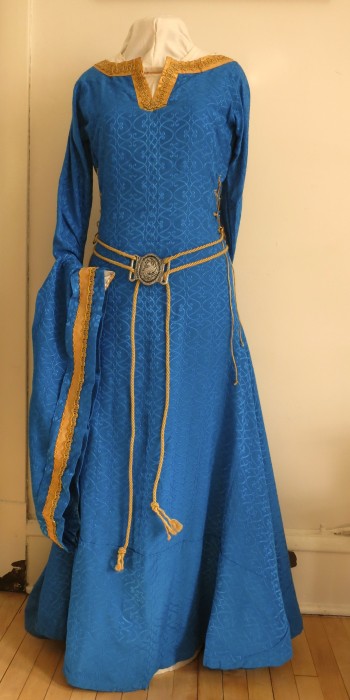 c. 1290 Dress. Skirt flare and side shaping. 